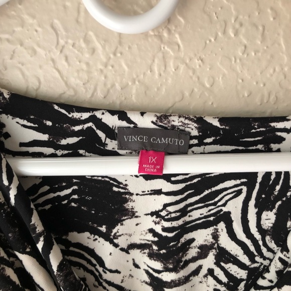 Vince Camuto cap sleeve black print top. - Picture 5 of 5
